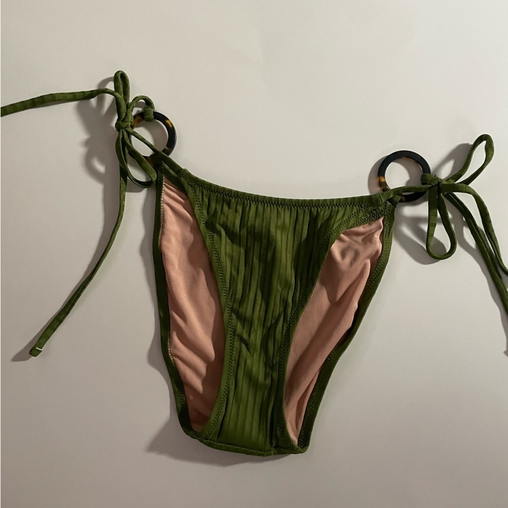 Wide-rib curved-waist cheeky string bikini bottom with rings NWT